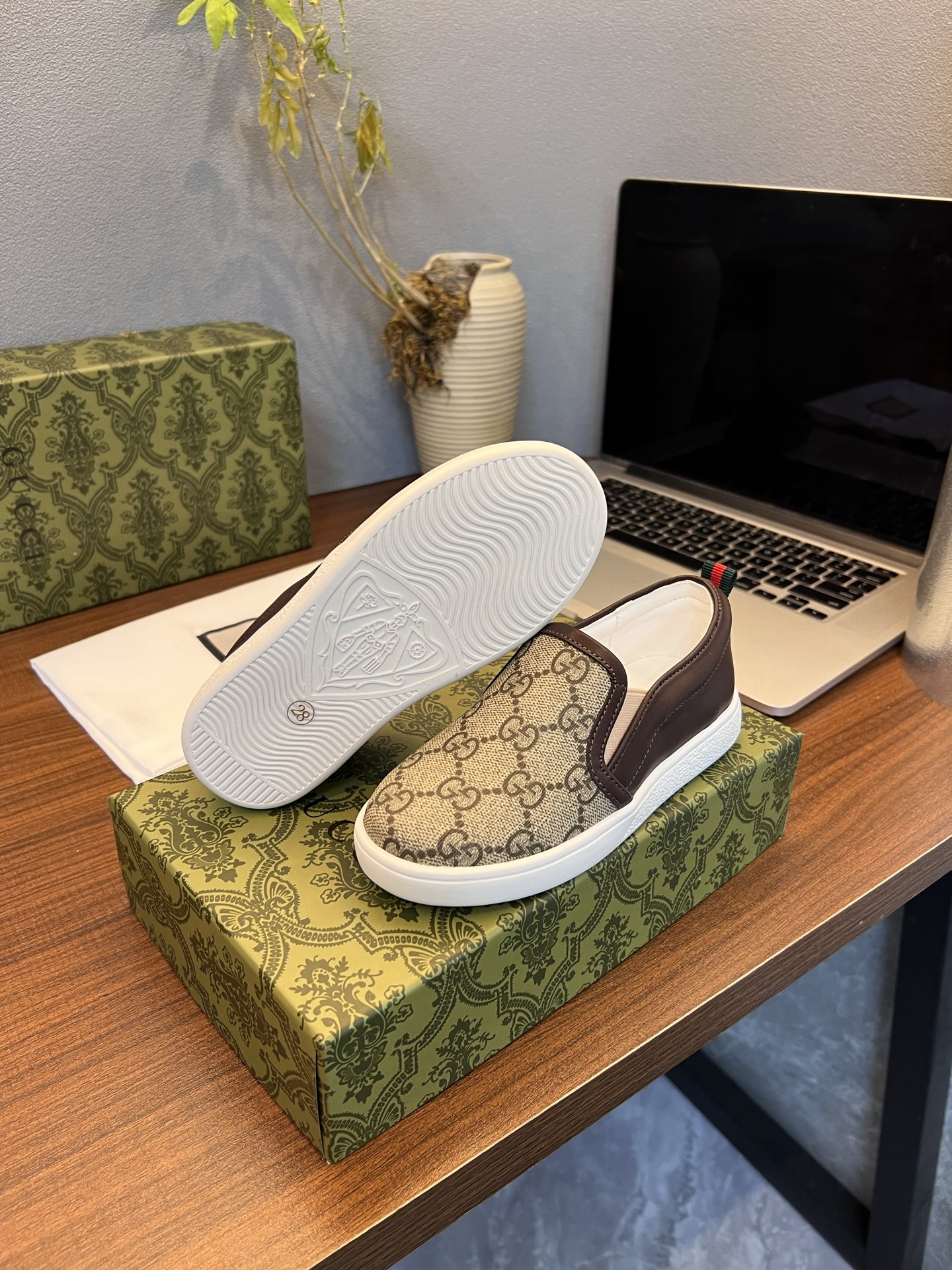 Children's shoes child